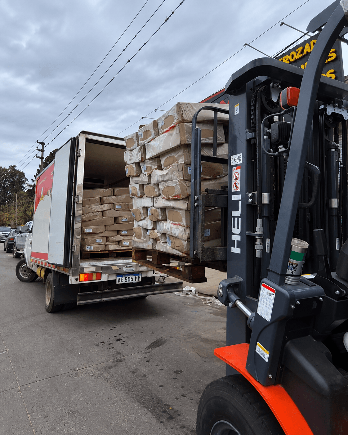 Carga de mercadería en los camiones de reparto